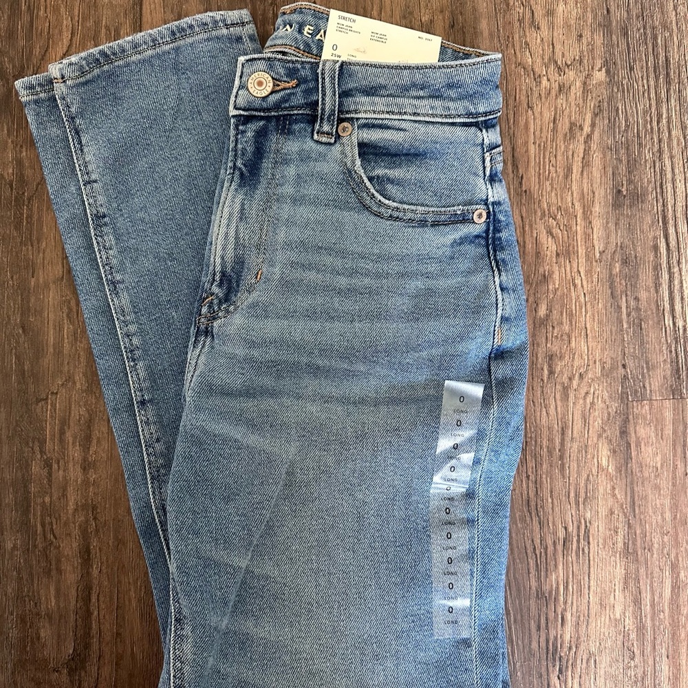 NWT American Eagle light wash mom jeans